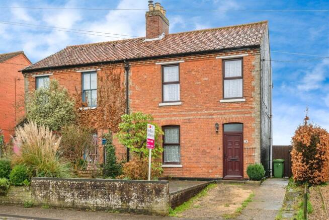 3 bed property, in Station Road, £190,000