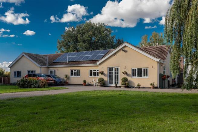 5 bed property, in Stainforth Moor Road, £695,000