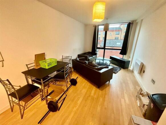 1 bed property, in George Street, £95,000