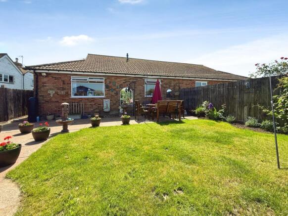 2 bed property, in Pett Level Road, £360,000