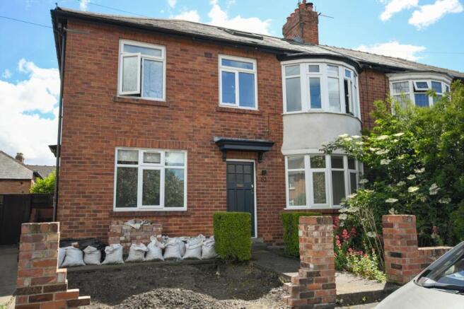 2 bed property, in Heaton Park View, £180,000