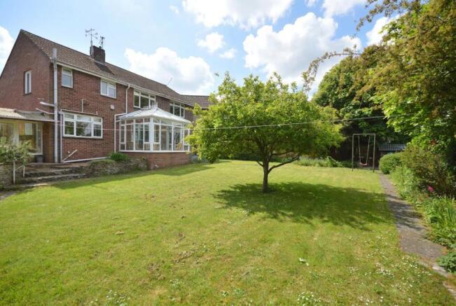 4 bed property, in Broadlands Avenue, £600,000
