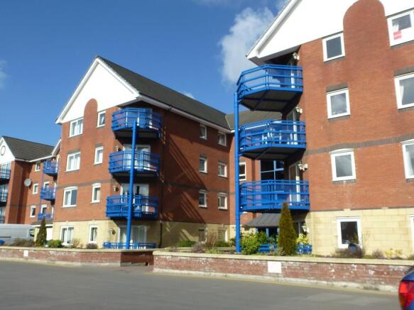 2 bed property, in Trafalgar Wharf, £120,000