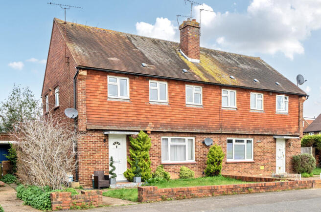 2 bed property, in Cobham, £275,000