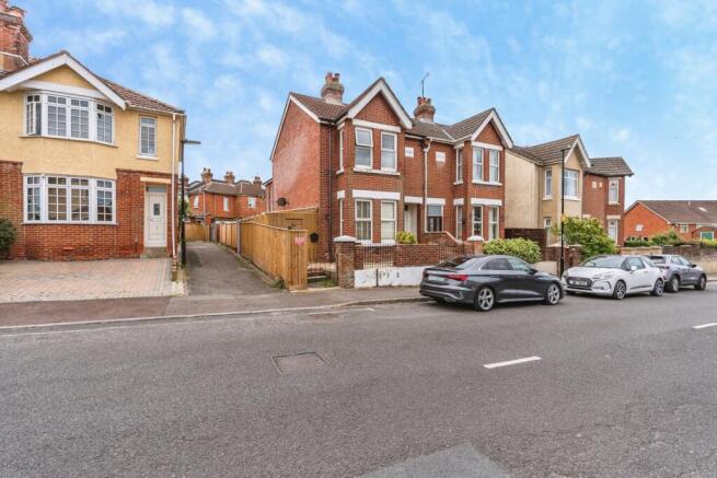 2 bed property, in Sholing Road, £140,000