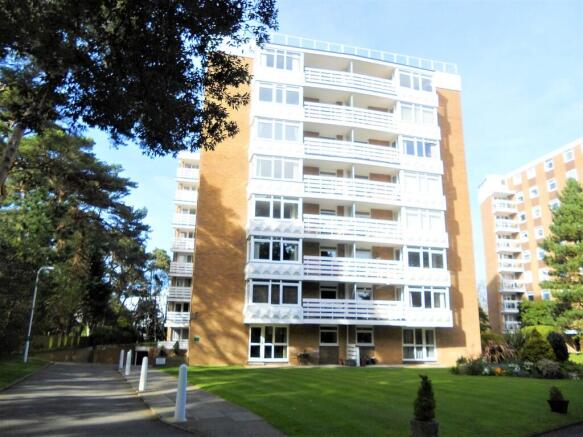 3 bed property, in Roslin Hall, £250,000