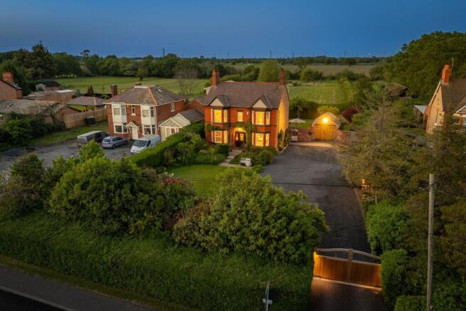 4 bed property, in The Hawthorns, £685,000