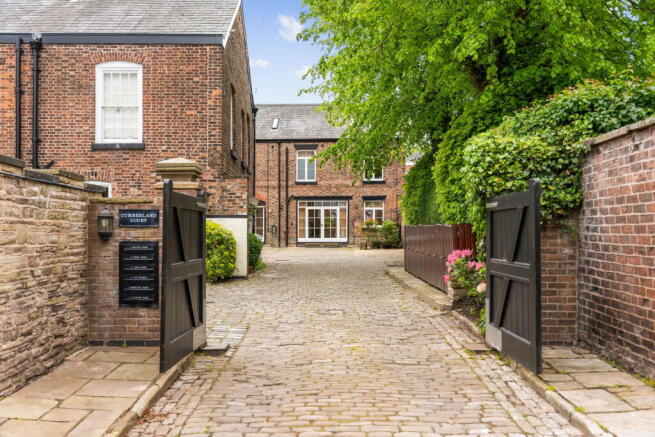 2 bed property, in Cumberland Court, £400,000