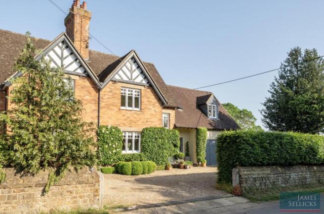 4 bed property, in The End, £800,000