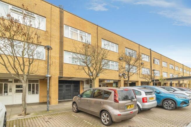 1 bed property, in Silbury Boulevard, £115,000