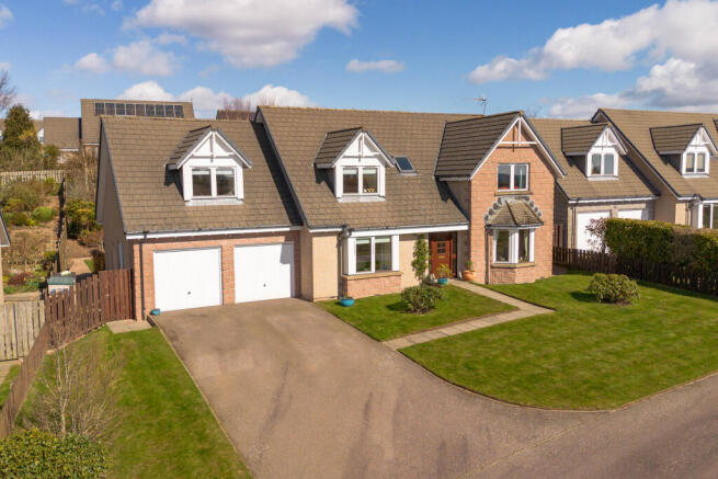 5 bed property, in Castlehill Gardens, £400,000