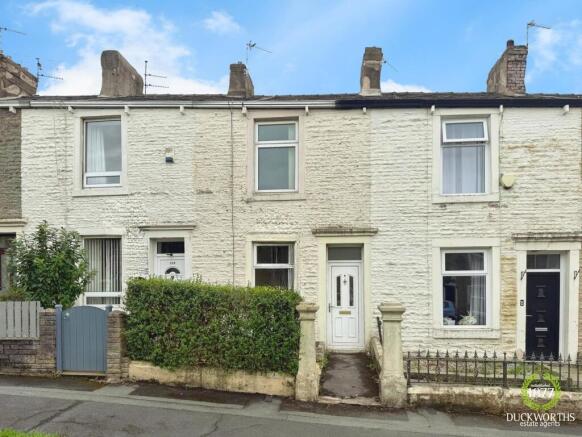 2 bed property, in Avenue Parade, £100,000