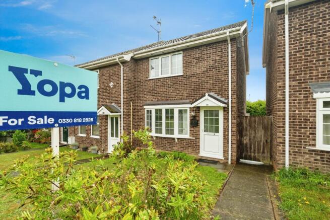 2 bed property, in Lowlands Close, £180,000