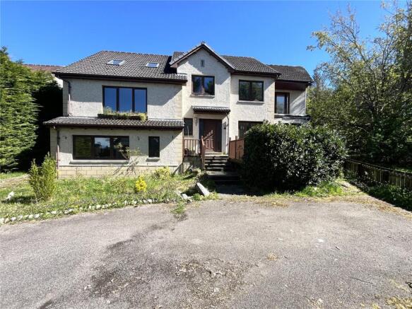 6 bed property, in Redwood Crescent, £285,000