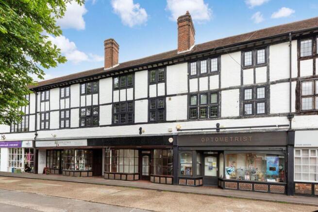 2 bed property, in Bishopsmead Parade, £240,000