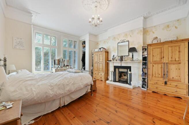 3 bed property, in Heathfield Road, £750,000