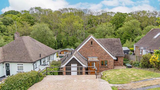 2 bed property, in Ironlatch Avenue, £395,000