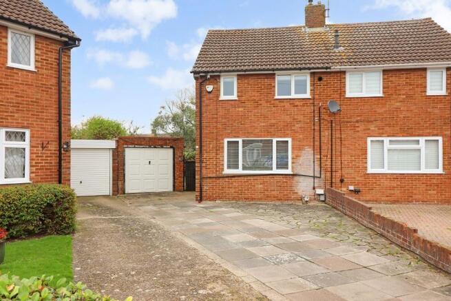 2 bed property, in Oakwood Drive, £315,000