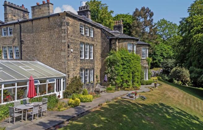 5 bed property, in Brockwell House, £895,000