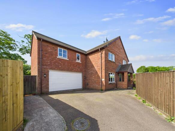 5 bed property, in Lychgate Park, £400,000