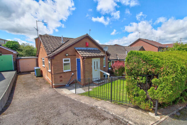 2 bed property, in Old Hall Close, £185,000
