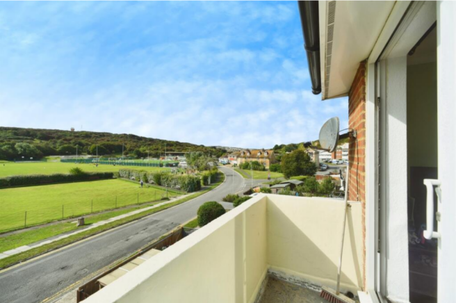 2 bed property, in Flat 10 Marine Court Gibbon Road, £175,000