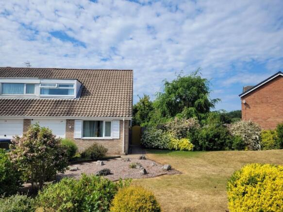 2 bed property, in Wicks Crescent, £300,000