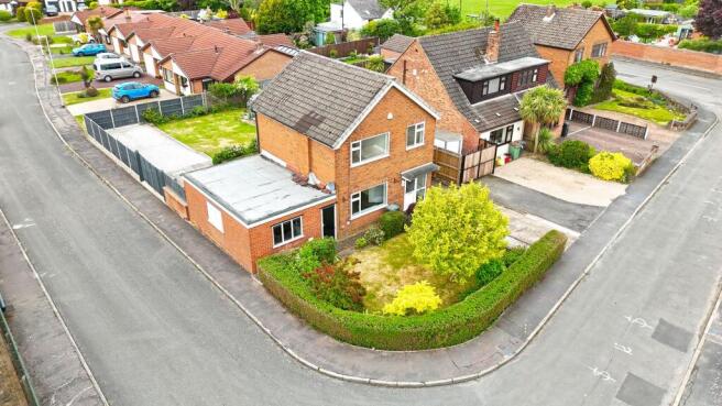 3 bed property, in Sandtop Close, £325,000