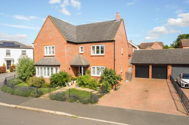 5 bed property, in Larbourne Park Road, £600,000