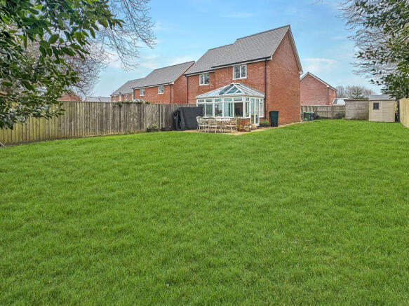 2 bed property, in Old School Close, £290,000