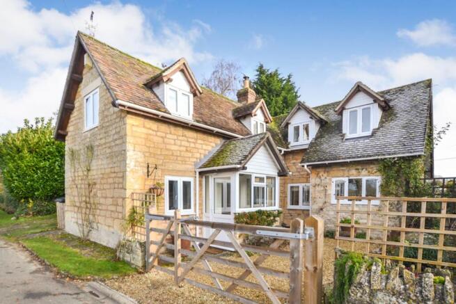 2 bed property, in Kemerton, £550,000