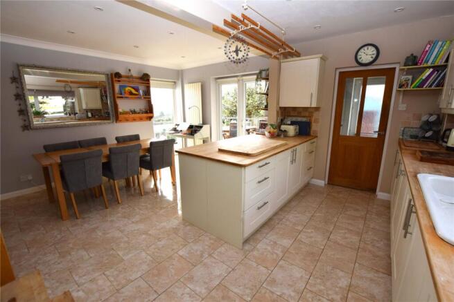 4 bed property, in Grebe Close, £575,000