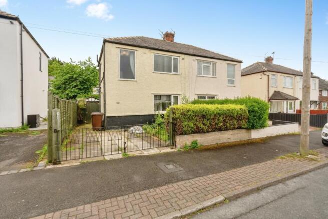 2 bed property, in Leamington Avenue, £135,000