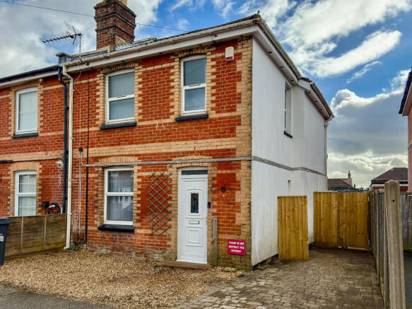 3 bed property, in Latimer Road, £300,000