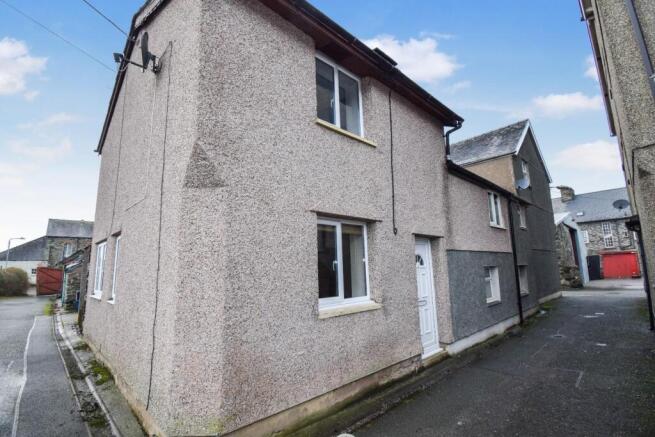 2 bed property, in Mount Street, £120,000