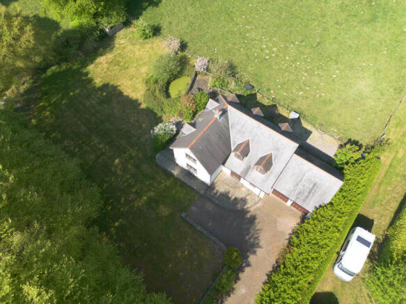 4 bed property, in Llwyndafydd, £495,000