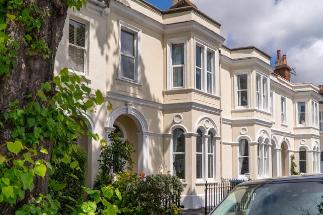 5 bed property, in Clarendon Avenue, £700,000