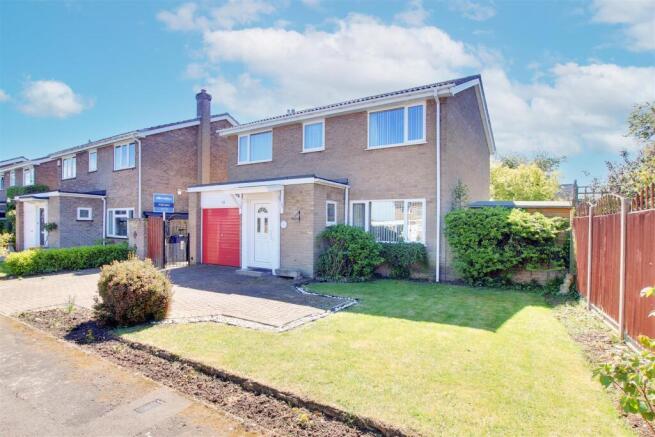 4 bed property, in Priory Close, £425,000