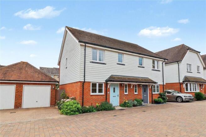 2 bed property, in Mantell Close, £450,000