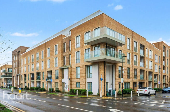 2 bed property, in Trobridge Parade, £400,000