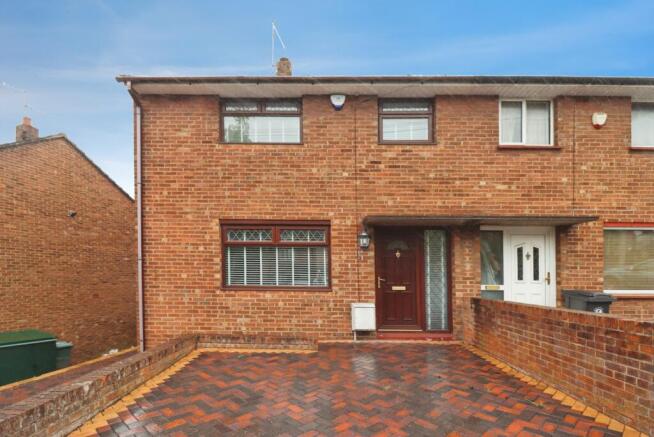 3 bed property, in Holmes Hill Road, £350,000