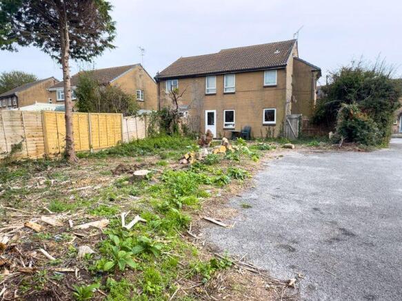 1 bed property, in Kynon Gardens, £80,000