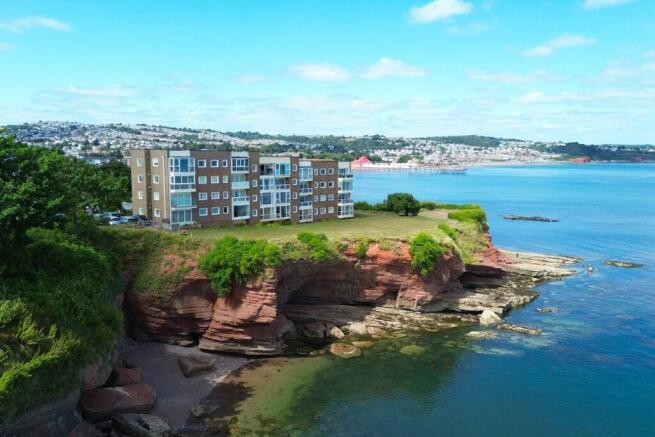 2 bed property, in 25 Cliff House, £200,000