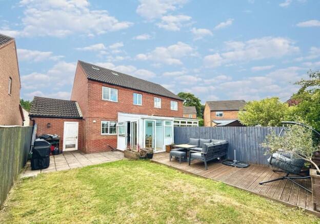 3 bed property, in Cedar Way, £270,000