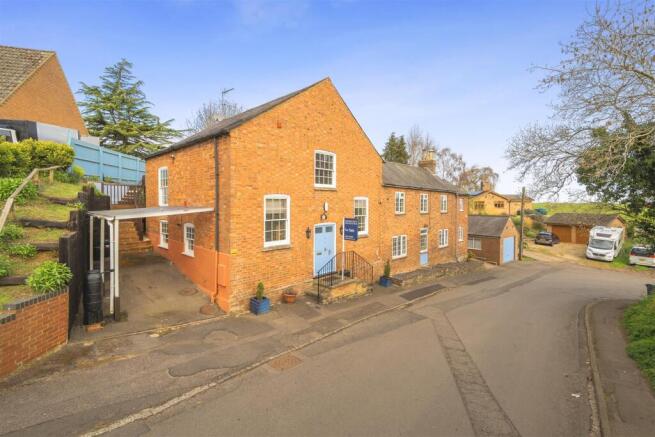 3 bed property, in Fosters Booth Road, £475,000