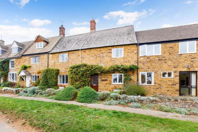 3 bed property, in The Green, £275,000