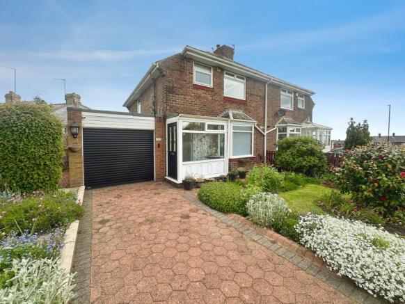 3 bed property, in Kenton Road, £225,000
