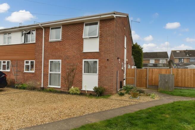 4 bed property, in Osier Holt, £325,000
