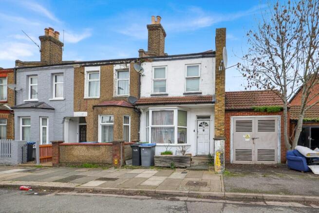 2 bed property, in Tramway Avenue, £379,950