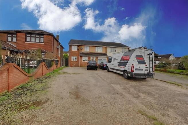 5 bed property, in Hart Road, £500,000